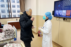 老年康復(fù)醫(yī)學中心（中醫(yī)科）為住院患者贈送中藥香囊