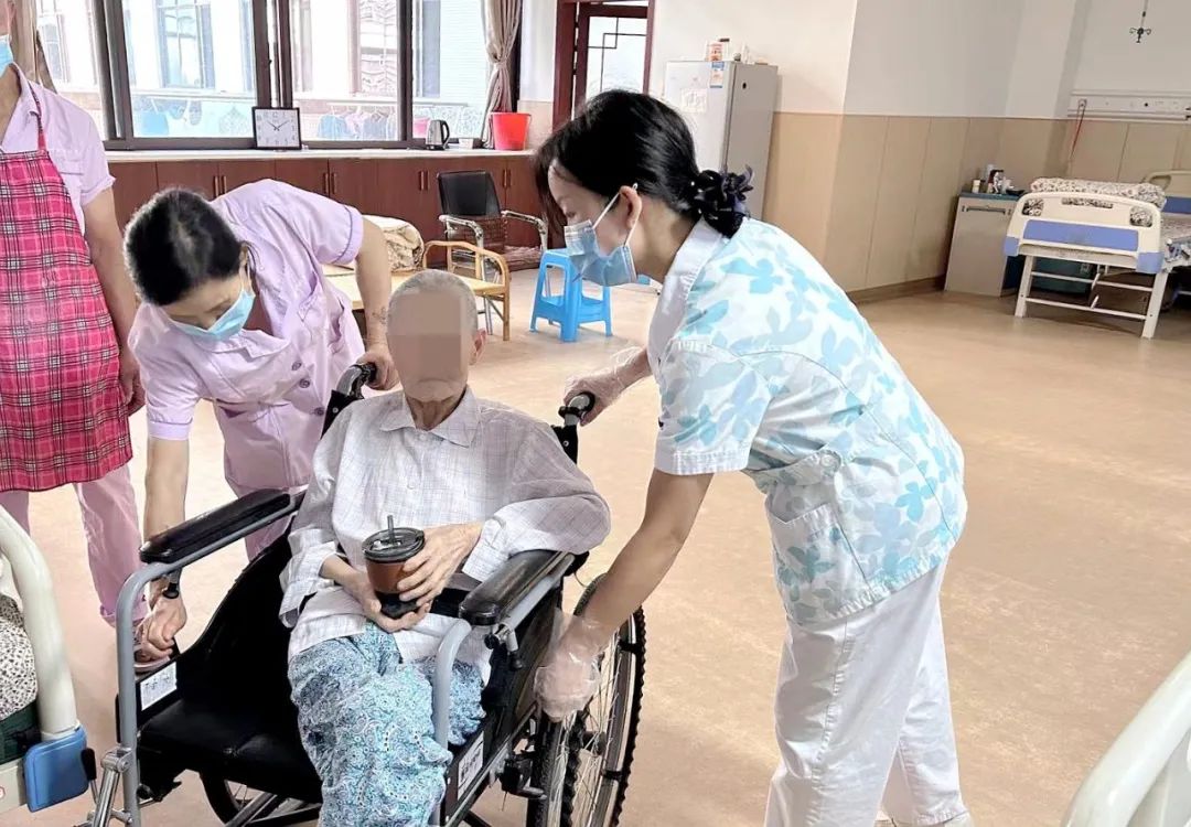 我院職工劉代萍家庭獲“第五屆自貢市文明家庭”榮譽
